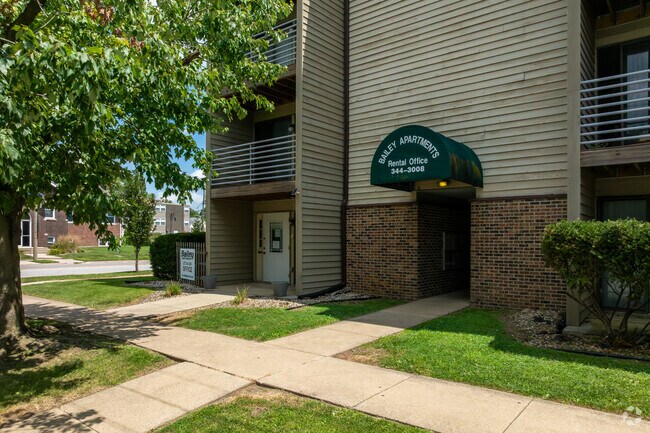 Entrada - Bailey Student Apartments Available 2026!