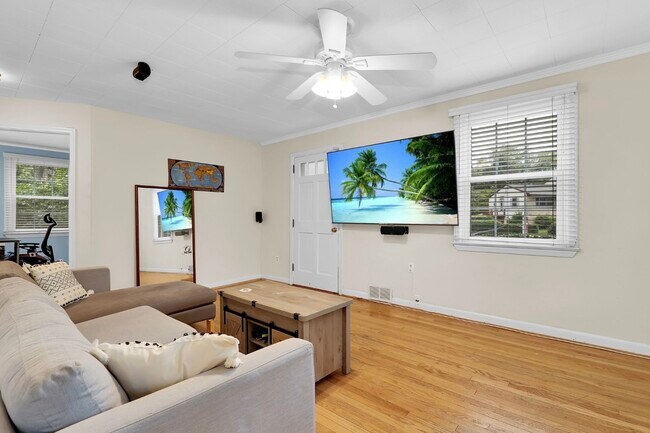 Sala de estar - 9100 51st Ave