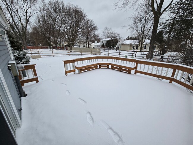 Foto del edificio - 3842 Farmbrook Dr