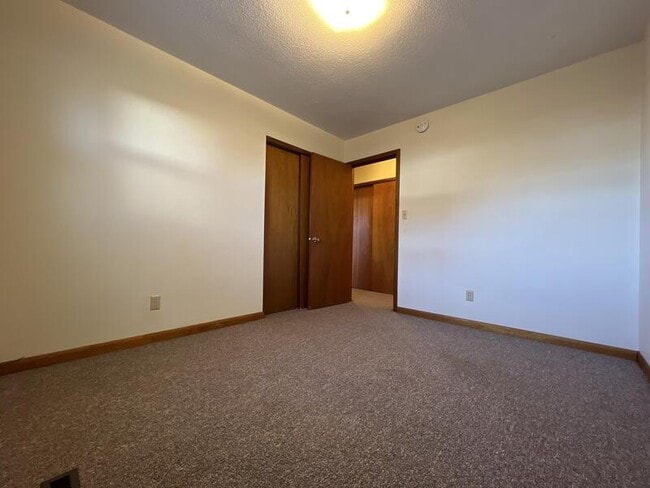 Building Photo - 480 5th Ave
