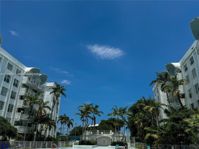 Foto del edificio - 484 NW 165th St