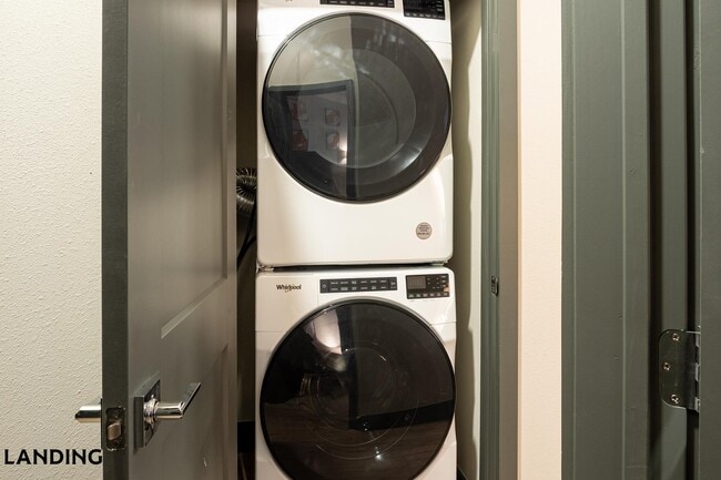 Building Photo - 415 E 2nd St S