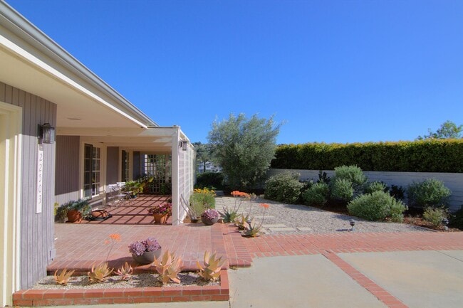 Foto del edificio - Architect’s Dream with Panoramic Valley Views in Private Calabasas Cul-de-Sac