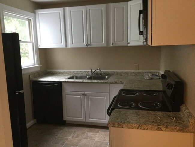 Building Photo - Cute & clean 3 Bedroom/1 Bath House