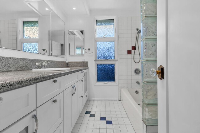 Foto del edificio - 920 N Milford Rd