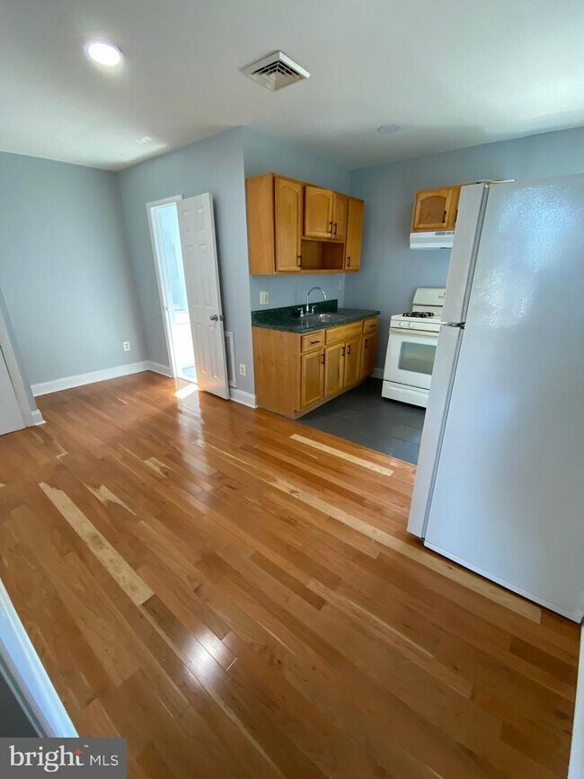 Building Photo - 2987 Frankford Ave