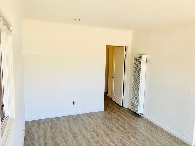 Foto del edificio - LIVE BY THE BEACH! 1BD/1BA OCEAN BEACH APARTMENT + PRIVATE GARAGE & LAUNDRY!!!