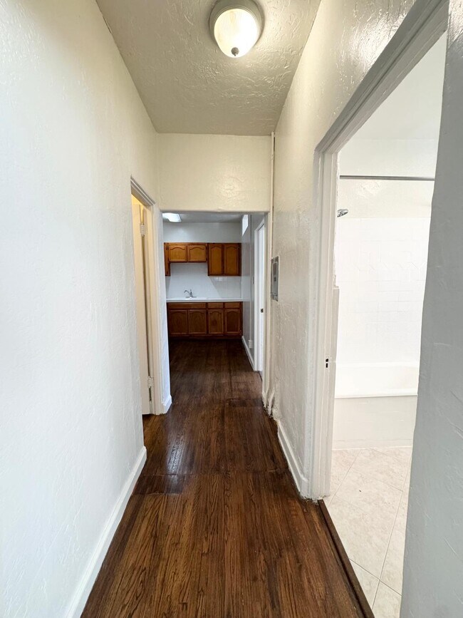 Foto del edificio - 636 N Plymouth Blvd