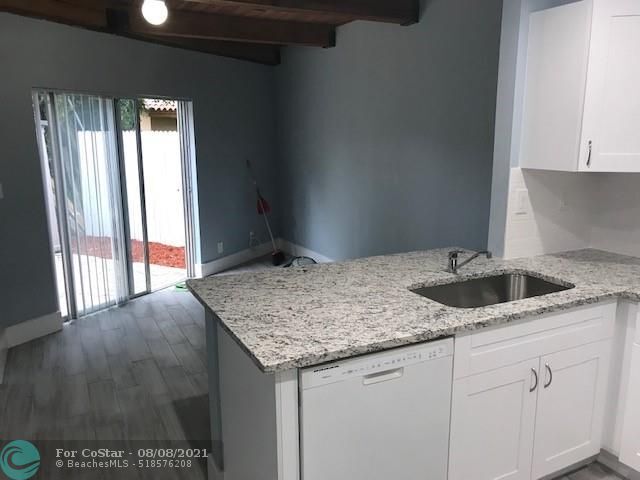 Foto del edificio - 3715 Riverside Dr