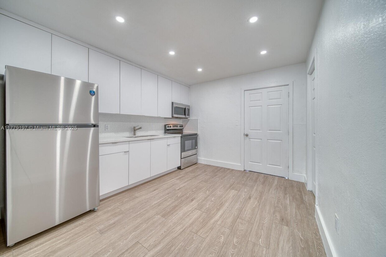 Foto principal - 2120 NW 93rd St