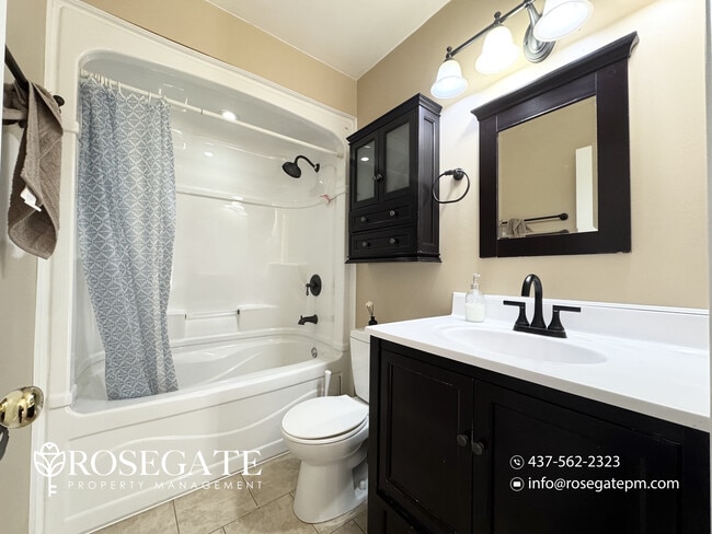 Photo du bâtiment - Spacious 3-Bedroom Condo with 2 Parking & Private Backyard – Brampton