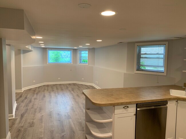 Foto del edificio - 1231 W Addison St