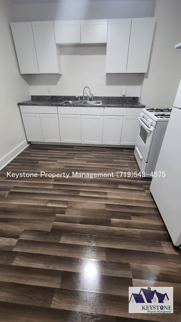 Foto del edificio - $425 OFF Special! Small Dog Allowed! 1 Bedroom/1 Bathroom/1 Car Garage for Storage  $875/$875