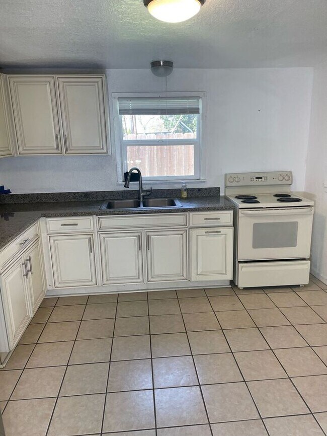 Building Photo - Hughson 2 Bedroom Back Unit Water, Sewer, ...