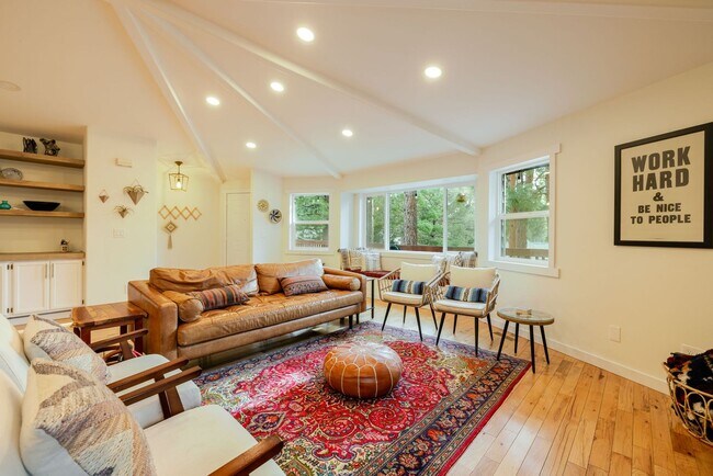 Foto del edificio - 3BR Furnished NW Bend Home