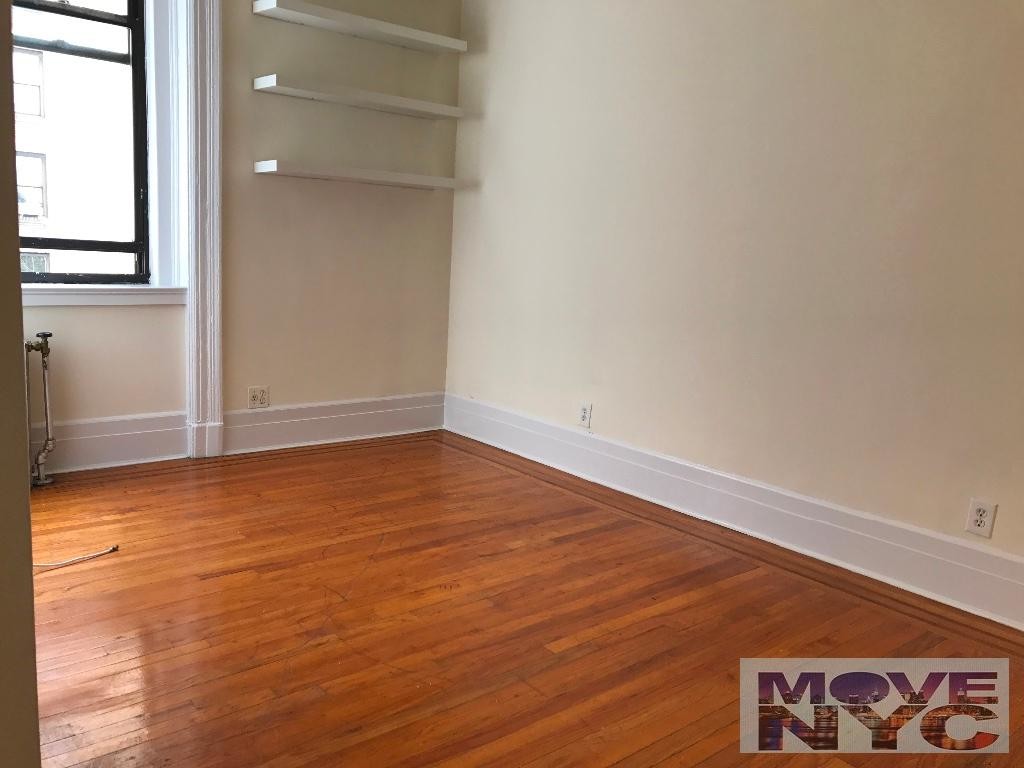 Primary Photo - 210 W 16th St