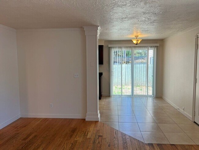 Foto del edificio - 1274 E Santiam St