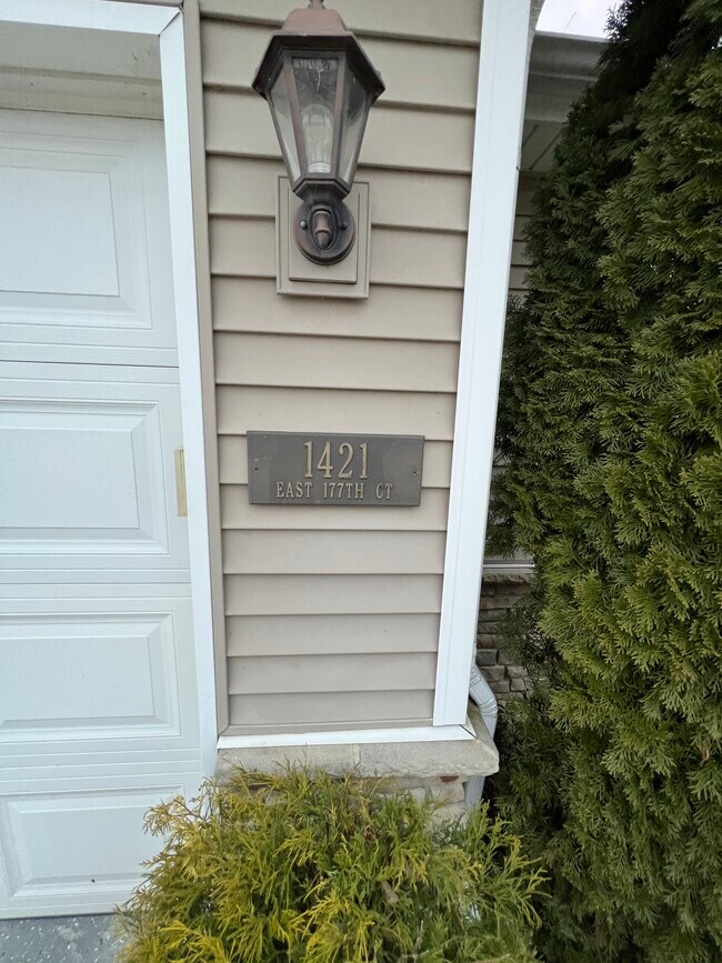 Foto del edificio - 1421 E 177th Ct