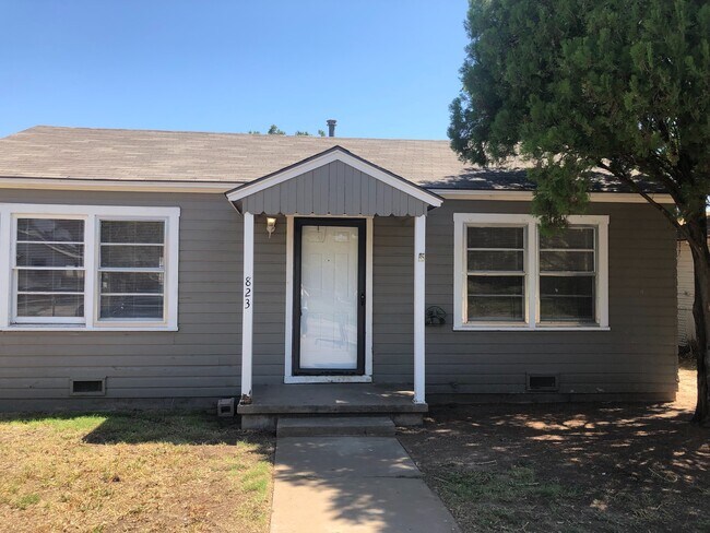 Foto del edificio - CUTE HOME WITH 2 BEDROOMS, 1 BATHROOM, 1 CAR GARAGE