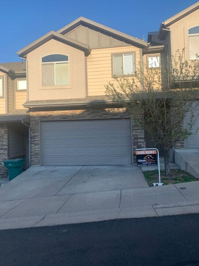 Foto del edificio - 3 bdrm 2 1/2 bth TownHome 2 Car Garage-Dog...