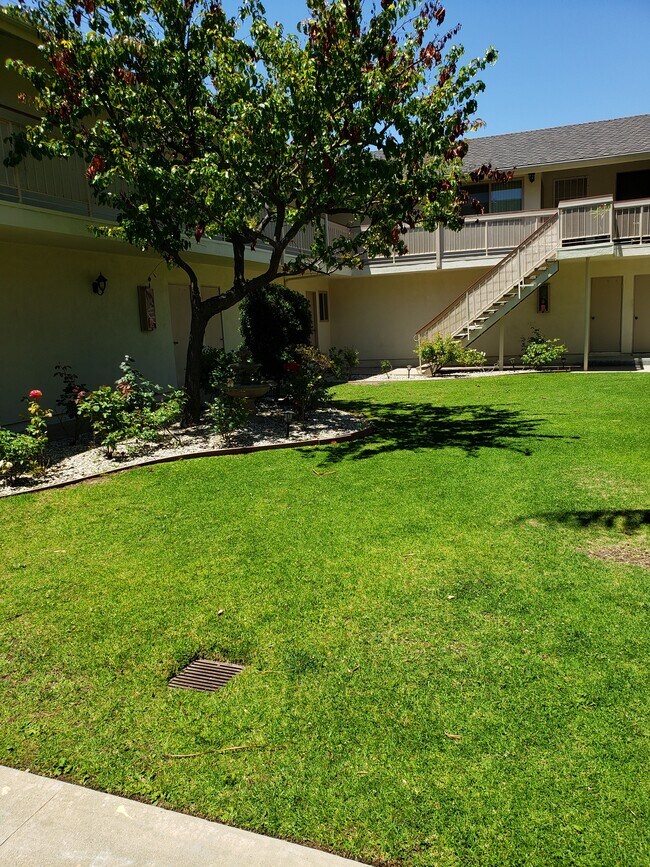 Peaceful Courtyard - 2930 W 235th St