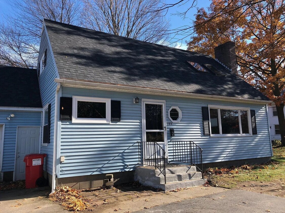Primary Photo - 4 Bedroom Apartment in Burlington VT Avail...