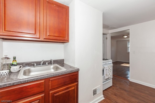 Building Photo - 70 Lindsley Ave