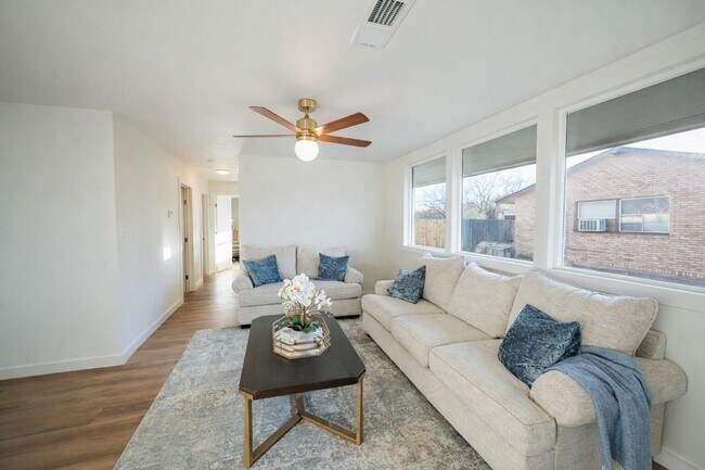Foto del edificio - Modern Chic 3 Bedroom W/ Flex Space!
