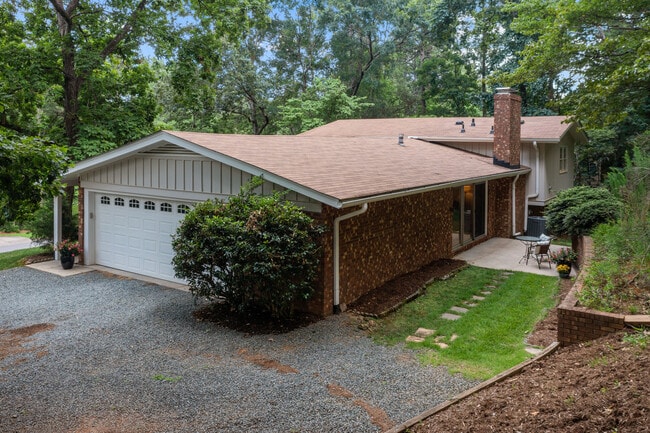 Building Photo - 2117 N Lakeshore Dr
