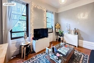 Building Photo - 128 W 13th St