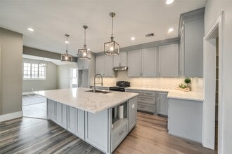 Building Photo - 1025 Arizona Dr