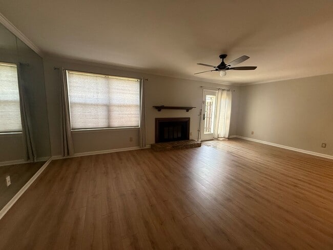 Building Photo - Beautifully Updated Brentwood Pointe Townhome