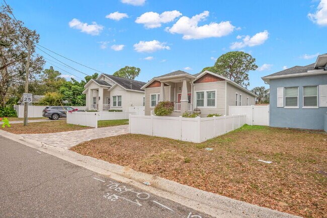 Foto del edificio - "Charming St. Petersburg Home: 3 Beds, 2 Baths, 1720 Sq. Ft. of Comfort!"