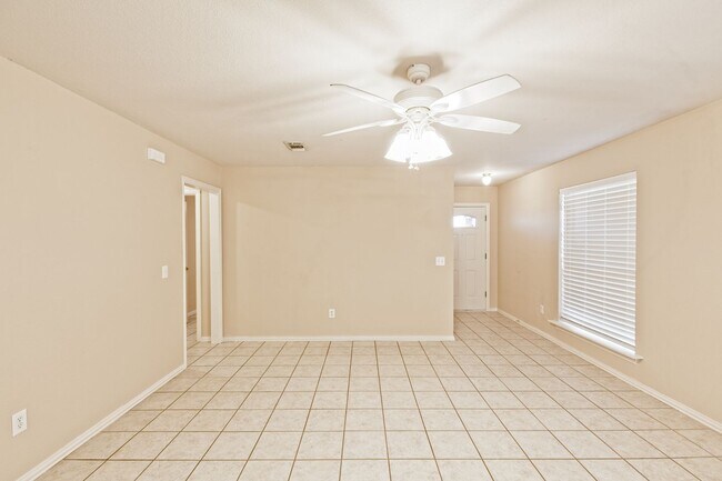 Foto del edificio - Duplex for lease with private backyard