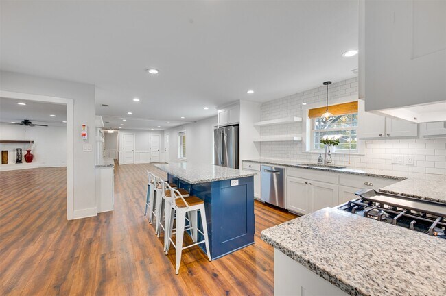 Foto del edificio - 215 Perryman Rd