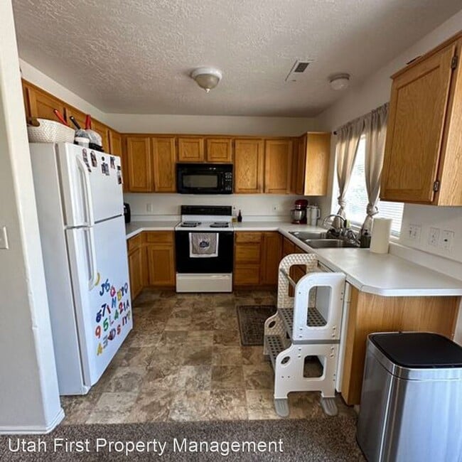 Building Photo - 2 br, 2 bath House - 2413 E. 480 N. Circle