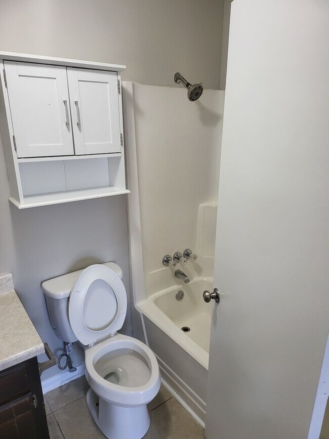 Foto del edificio - Nice three bedroom with bonus room in Laverne