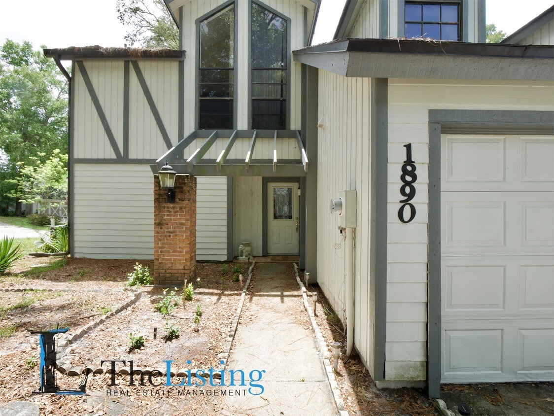 Building Photo - 1890 Summit Chase Ave