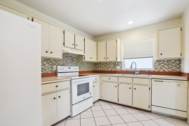 Building Photo - 3135 Pinto Dr