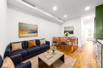 Building Photo - Stunning 3 bed 3 Bath with WD in unit and ...