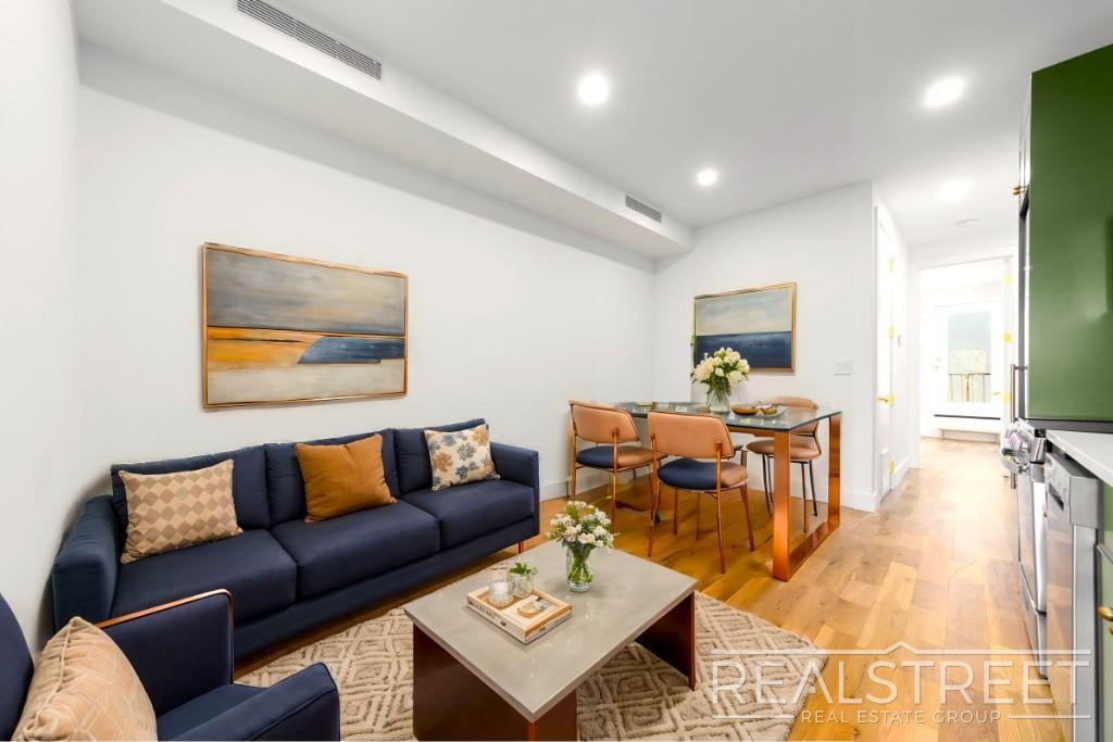 Foto principal - Stunning 3 bed 3 Bath with WD in unit and ...