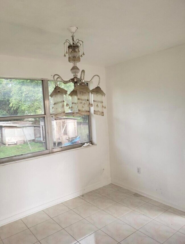 Foto del edificio - 170 NW 7th Ave