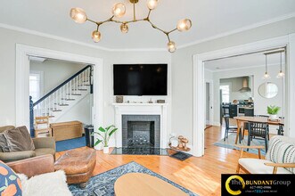 Building Photo - 44 Cottage St