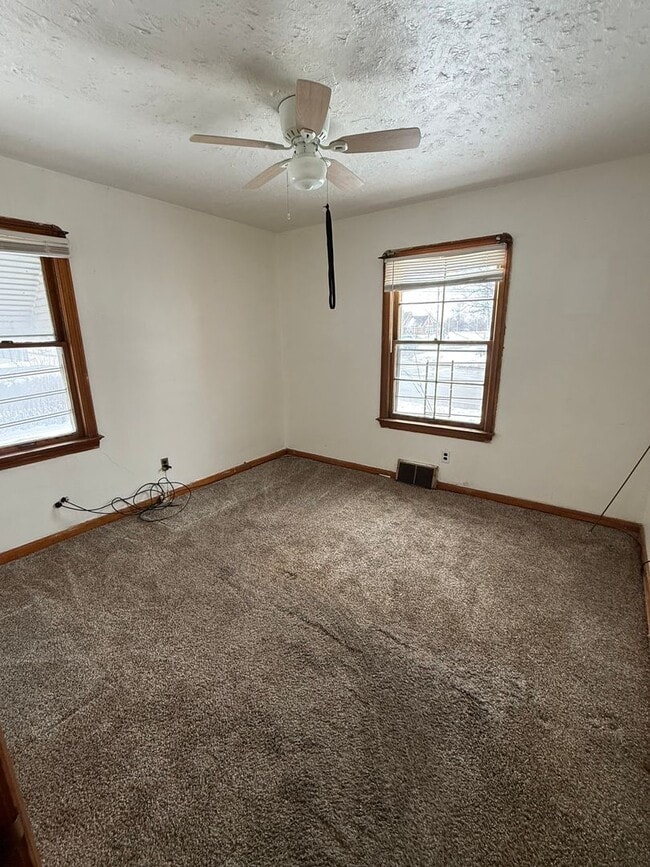 Building Photo - Lee/Harvard 4 bedroom Single