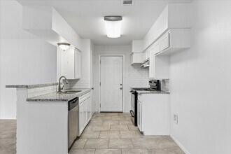 Building Photo - 5850 Southminster Dr