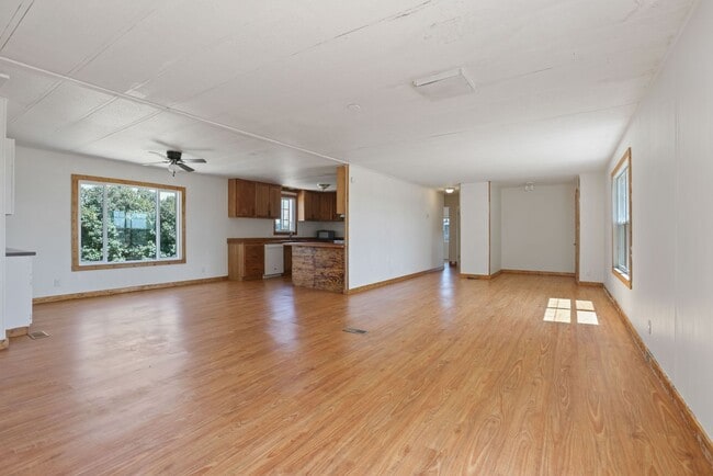 Building Photo - 3 Bedrooms 2 full bathrooms with attached ...