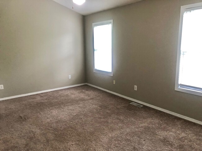 Building Photo - Extremely sharp 3BR 2.5 bath townhouse in ...