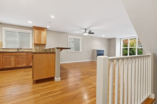 Foto del edificio - Immaculate Urban Townhome in Famed Alaska ...