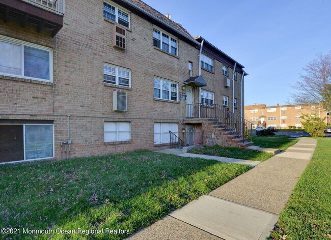 Building Photo - 456 College Dr