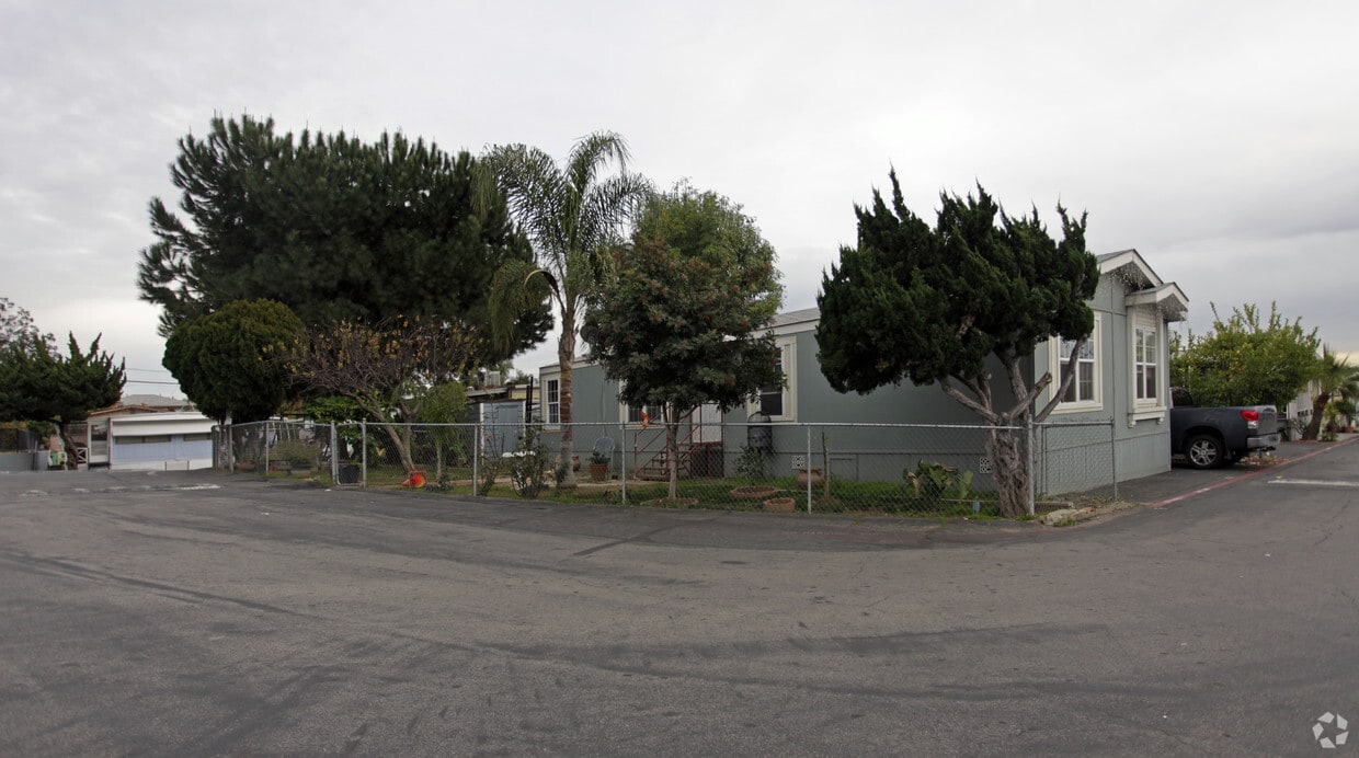 Northern Lights Mobile Home Park Apartments in Montclair, CA